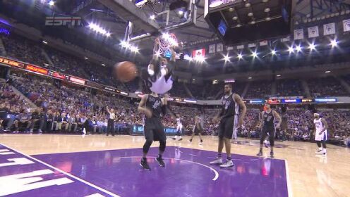 燃爆全场！盖耶单臂隔人爆扣，篮筐都在颤抖！