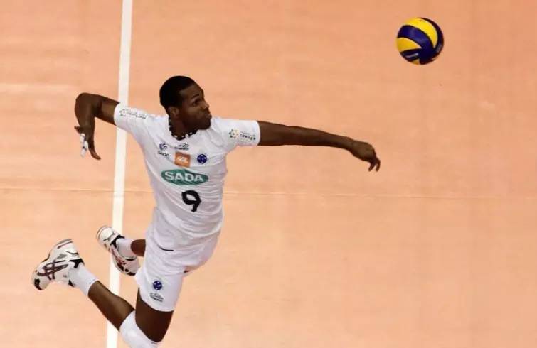 热血漫照进现实！盖耶单臂隔人炸裂补扣，这球太燃了！