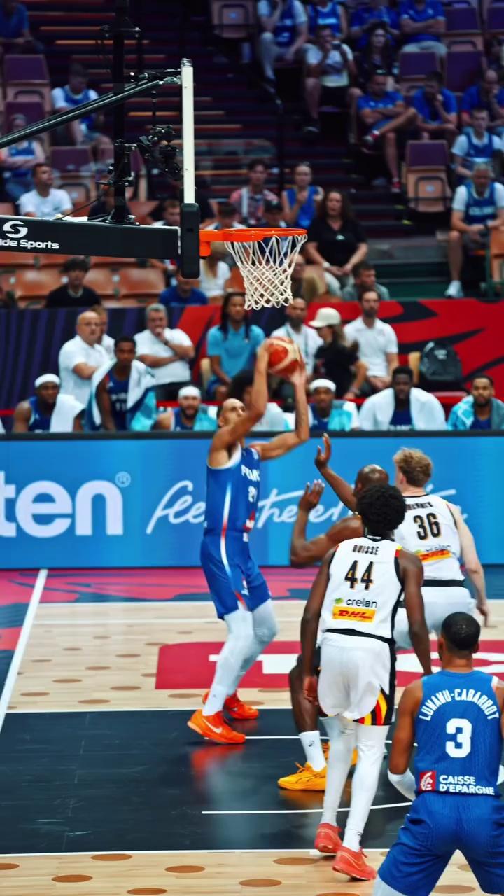 盖耶封神一扣！隔人单臂补扣引爆全场 山呼海啸见证传奇时刻