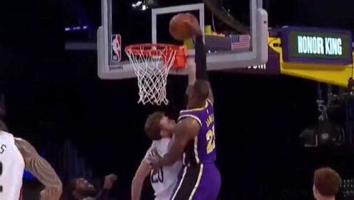 盖耶封神时刻！隔人单臂补扣引爆全场，震撼力拉满！