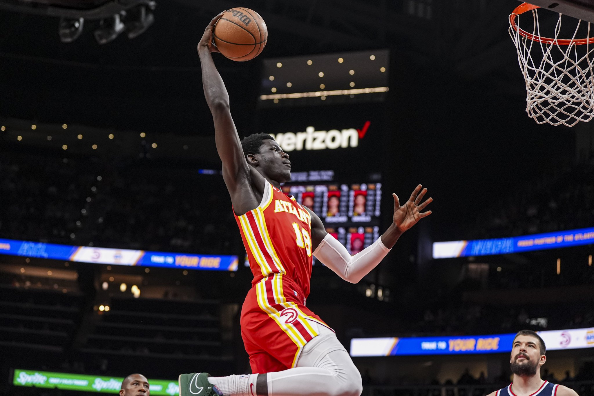 篮下焦点时刻！盖耶切入单臂隔人补扣 引爆全场