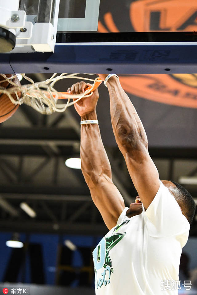 热血篮球的魅力！盖耶切入单臂隔人补扣 炸裂瞬间