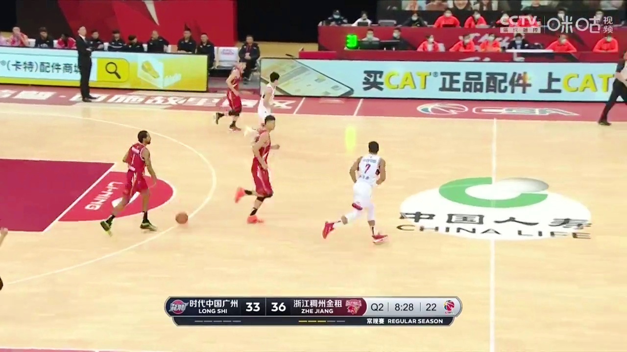 太顶了！盖耶单臂隔防补扣炸裂，这硬实力没话说！