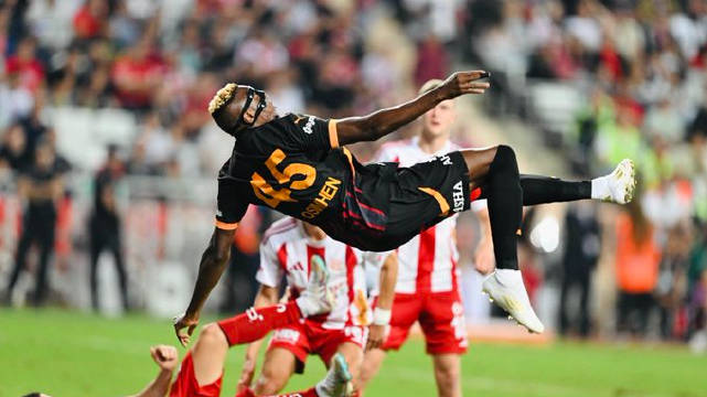 燃爆全场！盖耶惊天飞身补扣 单臂隔人封神名场面引爆球迷热情！