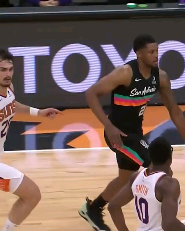 炸翻全场！盖耶隔人补扣单臂炸裂，点燃全场狂热！